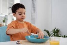 كيف تجعلين طفلك يسمع كلامك وهو مقتنع أنه يتخذ قراراته بنفسه ؟