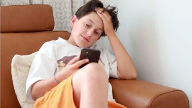 ماذا يحدث عندما تصادرين هاتف طفلك المراهق ؟ وكيف تفعلين ذلك ؟